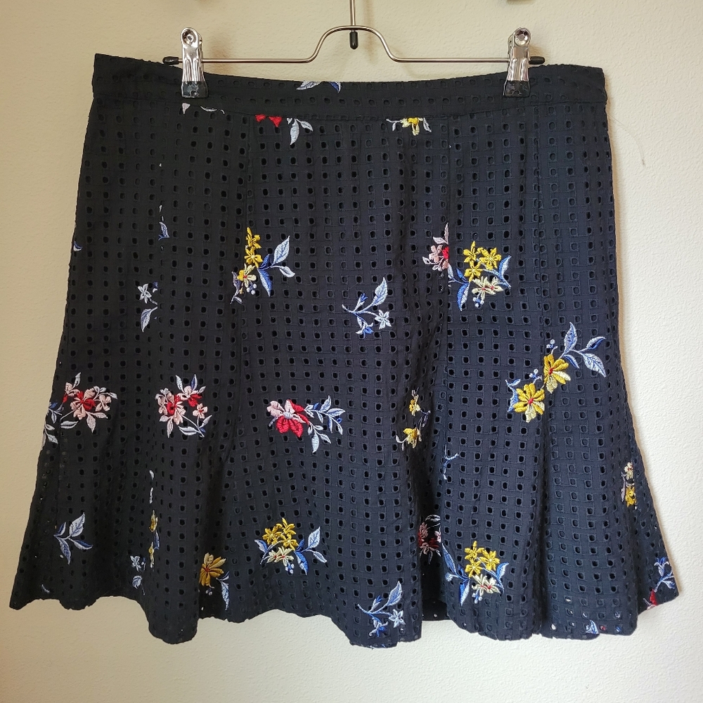 Ann Taylor Cotton Eyelet Lined Skirt Womens 14 Black Floral A-Line Knee Length